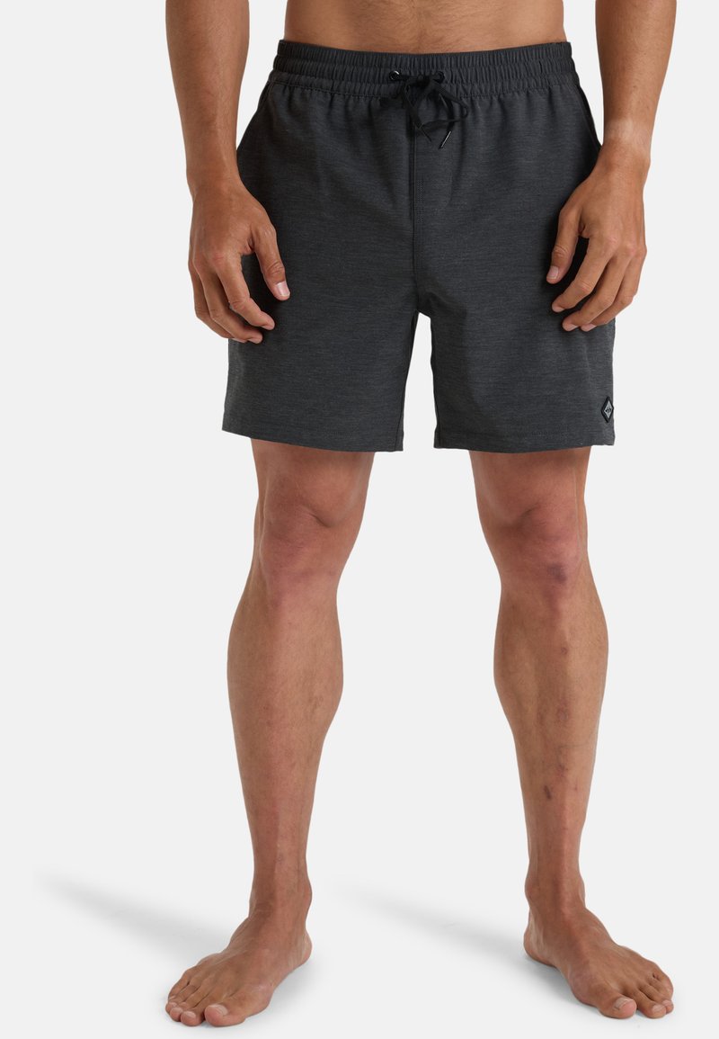 Costume da bagno da uomo di colore grigio scuro realizzato in tessuto leggero e elastico. Presenta un girovita elastico con cordino e una piccola toppa con logo.