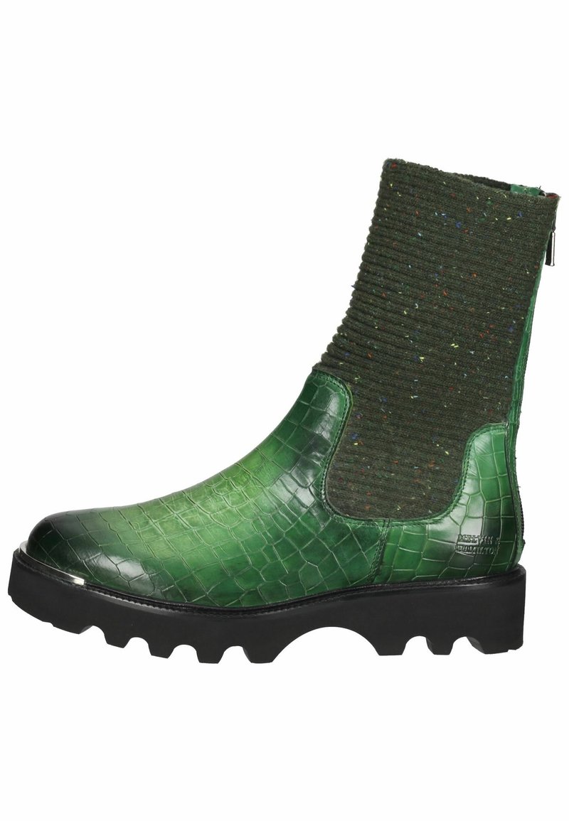 Botte en cuir vert à texture crocodile avec semelle épaisse noire et tige en tissu tricoté côtelé présentant des éclats multicolores et une fermeture éclair arrière.