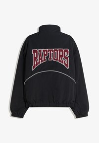 Črni suknjič z elastičnimi manšetami in spodnjim robom, belim poudarkom in velikim bordo napisom "RAPTORS" v loku čez hrbet.