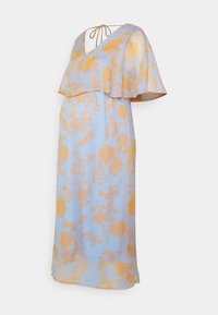 Vestido de maternidade em tecido azul claro com estampado floral laranja. Apresenta um decote profundo e mangas soltas e fluidas com detalhe de laço.