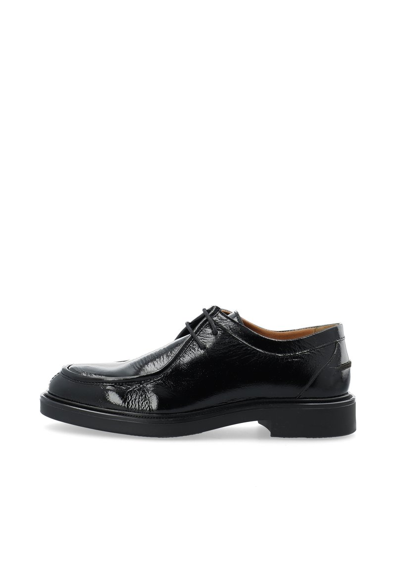 Scarpa da uomo in pelle nera con finitura liscia, punta arrotondata, lacci arrotondati e robusta suola in gomma nera. Accenti minimalisti e design elegante.