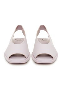 Sandale deschise la vârf, de culoare violet deschis, fabricat dintr-un material sintetic neted, cu decupaje circulare și un toc mic, rotunjit. Design minimalistic, cu stil slip-on.