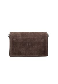 Borsa a pochette rettangolare in suede marrone con chiusura a patta e anelli metallici su entrambi i lati per l'attacco della tracolla.