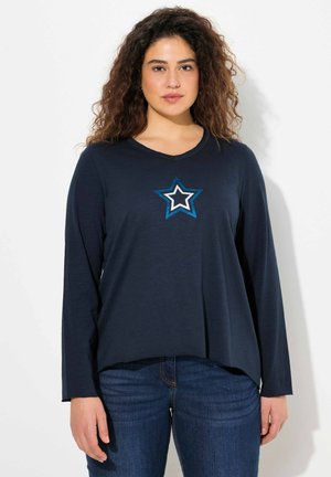 Marineblauw shirt met lange mouwen en een ronde halslijn, voorzien van een meerkleurige ster applicatie in het midden. Gemaakt van zachte, lichte stof.