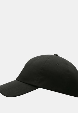 Svart basebollkeps med böjd skärm, tillverkad av tyg, med sex ventilationsöglor, sömnadsdetaljer och en knapp på toppen.