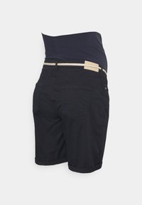 Shorts de maternité noirs avec ourlets roulés, poches arrière et ceinture élastique rayée s'étendant sur le ventre pour un soutien.