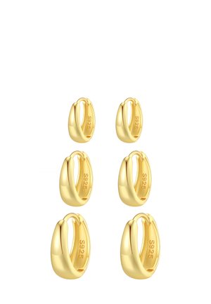 Goldfarbene Creolen mit einem glatten, runden Design. Jedes Stück weist eine feine Textur auf und ist im Verschluss mit "S925" gekennzeichnet.
