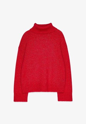 Svetlo rdeč pleteni pulover z visokim ovratnikom z dolgimi rokavi ter rebrastimi manšetami in spodnjim robom, položen ravno na belo podlago.