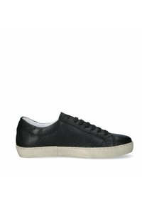 Sneaker in pelle nera con una superficie liscia, interno bianco, sei occhielli e una suola in gomma chiara. Presenta un design minimalista.