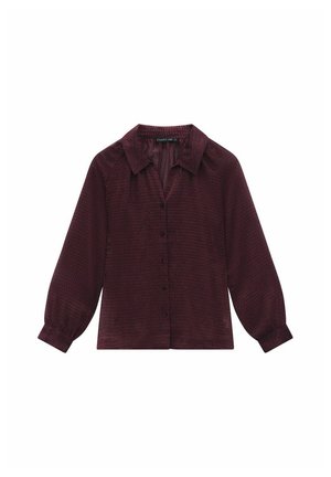 Burgundy-paitainen pusero, jossa on teksturoitu kuvio, nappikiinnitys edessä ja kaulus. Ominaisuuksia ovat pitkät, hieman puffatut hihat.