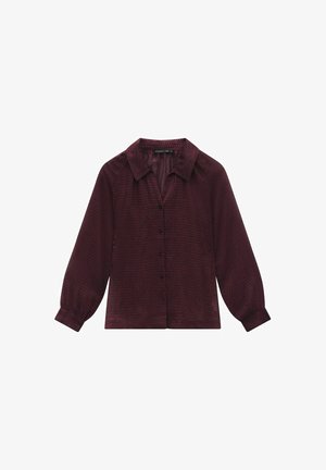 Burgundy-paitainen pusero, jossa on teksturoitu kuvio, nappikiinnitys edessä ja kaulus. Ominaisuuksia ovat pitkät, hieman puffatut hihat.