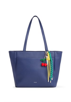 Borsa a mano blu navy con manici lunghi, caratterizzata da un colorato ciondolo con ciliegie rosse, perline e cordoncini intrecciati gialli e verdi.