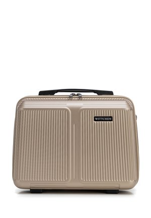 Beżowa walizka kabinowa z twardą skorupą, poziomymi żebrowaniami, czarną rączką, podwójnym zamkiem błyskawicznym i logo Wittchen na przednim panelu.