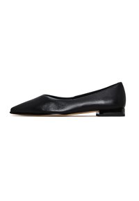 Chaussure plate en cuir noir avec un design à bout pointu et un petit talon rectangulaire. Texture lisse avec une finition brillante.