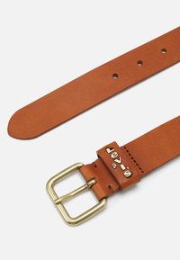 Ceinture en cuir marron avec une boucle en laiton, comportant le texte embossé "Levi's" sur la sangle et plusieurs trous pour ajustement.