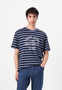 Tommy Jeans STRIPE TEE - Marškinėliai su spaudiniu - dark night navy/blue moment
