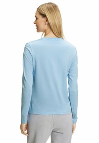 Hellblaue Langarm-T-Shirt mit Rundhalsausschnitt und weichem Material. Einfaches Design, glatter Stoff und gerader Saum.