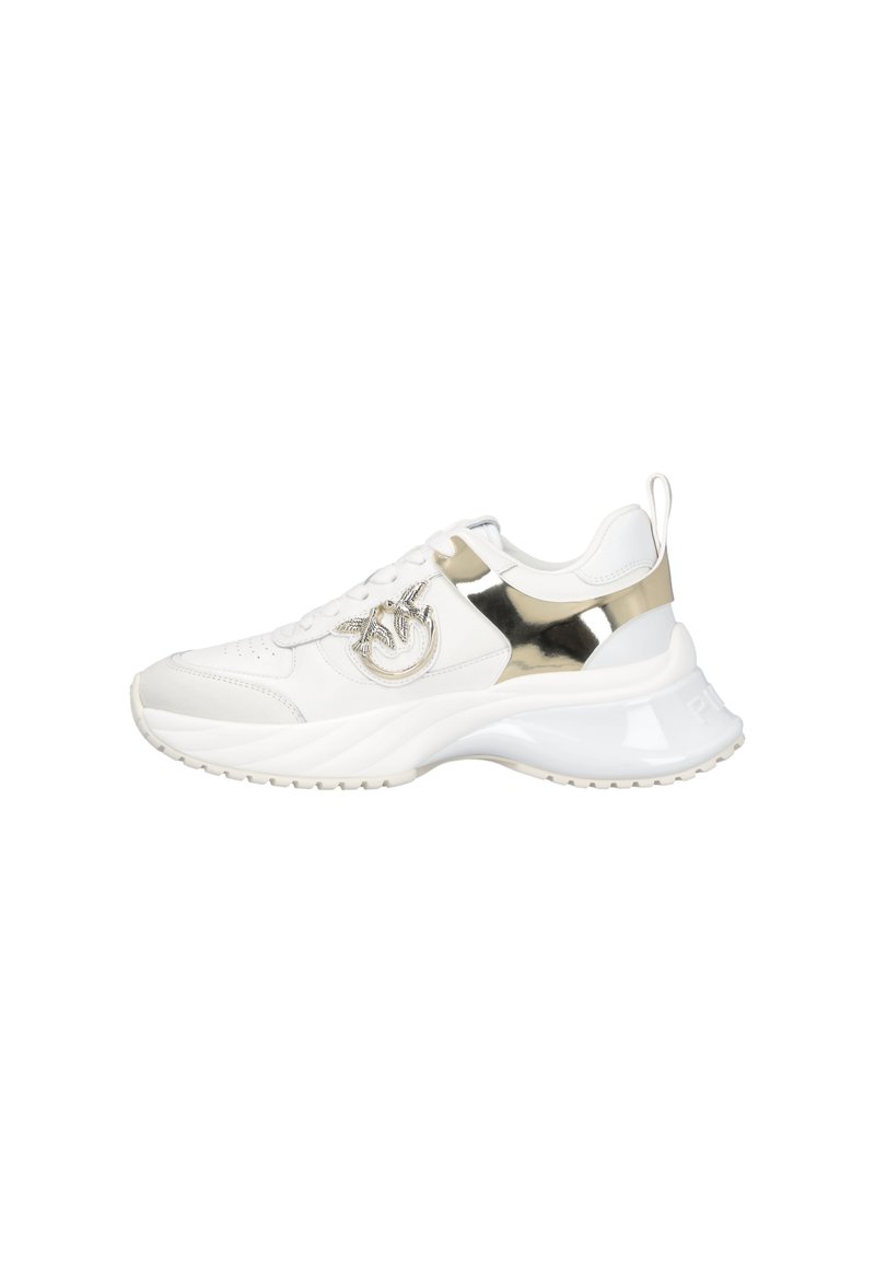Baltie sneakers ar ādas un sintētiskiem materiāliem, spīdīgiem zelta akcentiem, izliekta zole un zīmola detaļa uz papēža.