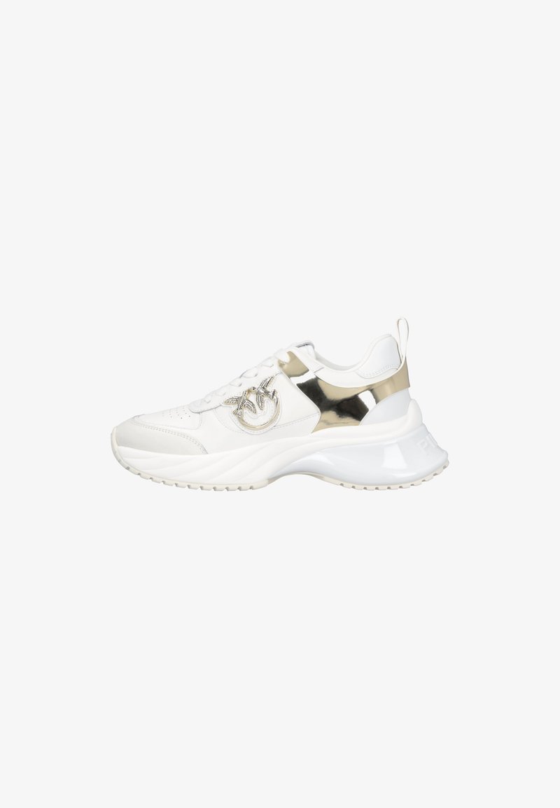 Hvit sneaker laget av lær og syntetiske materialer, glinsende gullakenter, buet såle og merkesdetalj på hælen.