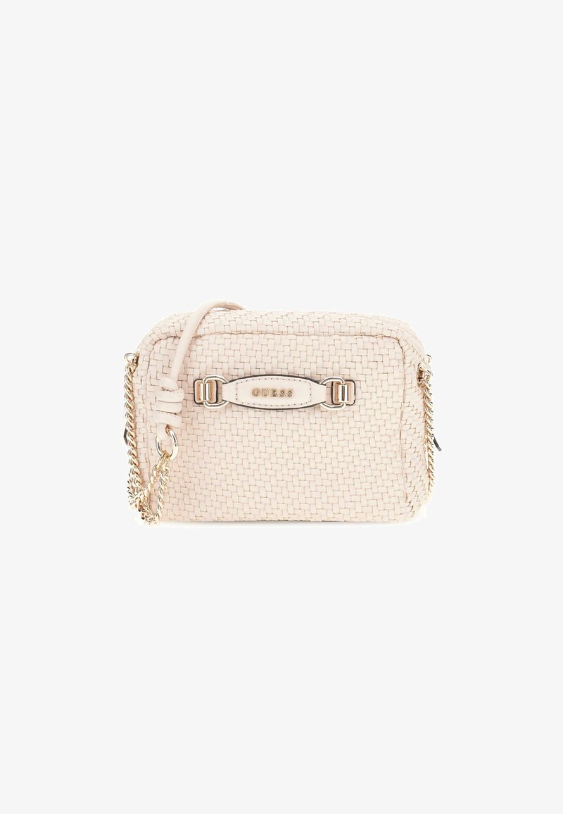 Clutch intrecciato beige con forma rettangolare, tracolla in catena dorata e una piastra centrale con logo. Presenta un tessuto texturizzato e accenti metallici.