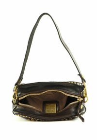 Borsa a tracolla in pelle marrone con una sola tracolla, tasca interna con zip, dettagli in metallo dorato e borchie lungo il bordo.