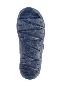 Schwarze Gummisohle mit strukturierter Oberfläche, die ein Zickzackmuster und kleine Entwässerungslöcher aufweist, die Grip und Flexibilität bieten.