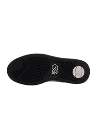 Suola di sneaker nera in materiale gomma, con un motivo testurizzato, accento del logo circolare e linee di presa rialzate per una maggiore aderenza.