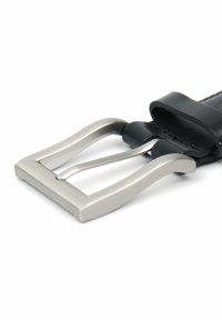 Cintura in pelle nera con una fibbia quadrata in metallo argento con doppio perno. La superficie è liscia con evidenti dettagli di cucitura.