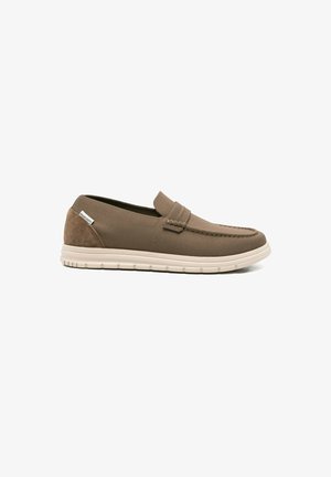 Lichtbruine slip-on loafer met gestructureerd stoffen bovenwerk, suède hiel, witte rubberen zool en een klein merklabel vlak bij de hiel.