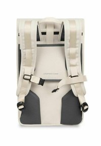 Světle zbarvený batoh s polstrovanými šedými detaily, nastavitelnými popruhy a síťovinou. Na zádové části se nachází název značky "KAPTEN & SON".