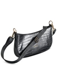 Schwarze Handtasche im Krokodil-Muster mit geschwungener Form, strukturierter Oberfläche und einem schwarzen Tragegurt mit Markenname. Akzente aus Goldhardware.
