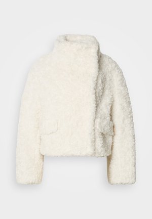 Valge faux fur lühike jakk kõrge kraega, tekstureeritud pind ja kaks eesmist taskut. Omab lõdva istuvust ja pehmet kangast.