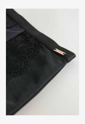 Sort stofpose med et tekstureret blonderpanel, satinkant og en lille metalmærke indgraveret med "LIPSY." Glat, mat overflade.