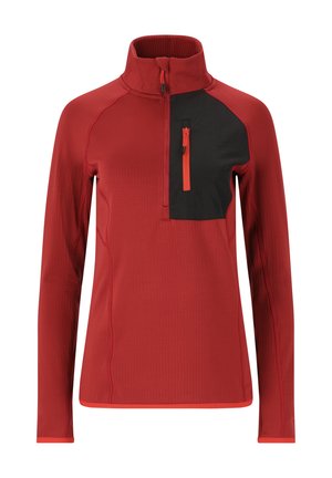 Roter Langarmpullover mit hohem Kragen, ausgestattet mit einer schwarzen Brusttasche und einem orangefarbenen Reißverschluss. Strukturierter Stoff und kontrastierende Akzente.