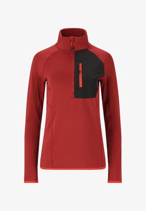 Roter Langarmpullover mit hohem Kragen, ausgestattet mit einer schwarzen Brusttasche und einem orangefarbenen Reißverschluss. Strukturierter Stoff und kontrastierende Akzente.