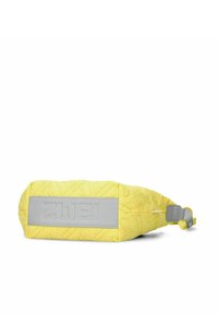 Gelbe, gefütterte Bauchtasche mit grauem Logopatch, verstellbarem Riemen und leicht abgerundeter Form. Verfügt über eine strukturierte Oberfläche und auffällige Nähte.