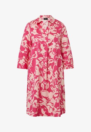 Kwiatowa sukienka w intensywnym różu i kremie, z kołnierzykiem, rękawami o długości trzech ćwierci i luźnym krojem. Materiał ma gładką teksturę.