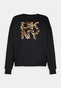 Zwarte sweatshirt met een groot "DKNY" logo in een luipaardprint ontwerp. De stof is soepel met een relaxte pasvorm en geribde manchetten.