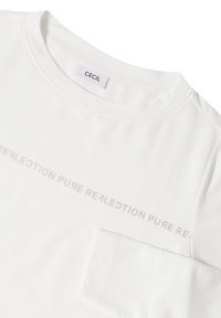 Witte katoenen t-shirt met een ronde hals, een linkse borstzak en de tekst "PURE REFLECTION" in lichtgrijs over de voorkant.