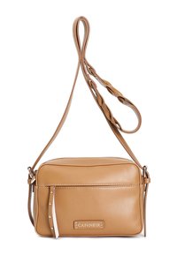 Tan läder crossbody-väska med rektangulär form, flätad rem, dragkedjestängning, framficka och logoplåtsdetalj.