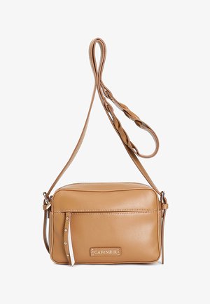 Sac bandoulière en cuir tan de forme rectangulaire, avec une sangle tressée, une fermeture zippée, une poche avant et un détail de plaque de logo.