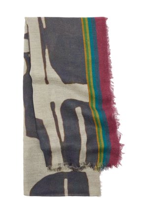 Tkany szalik o teksturowanym wykończeniu, z neutralnym tłem i abstrakcyjnymi ciemnymi kształtami. Posiada paski na krawędzi w żywych kolorach.