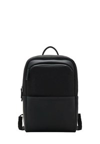 Mochila negra con una textura suave, un asa superior, correas de hombro ajustables y un bolsillo delantero con cremallera. Diseño minimalista.