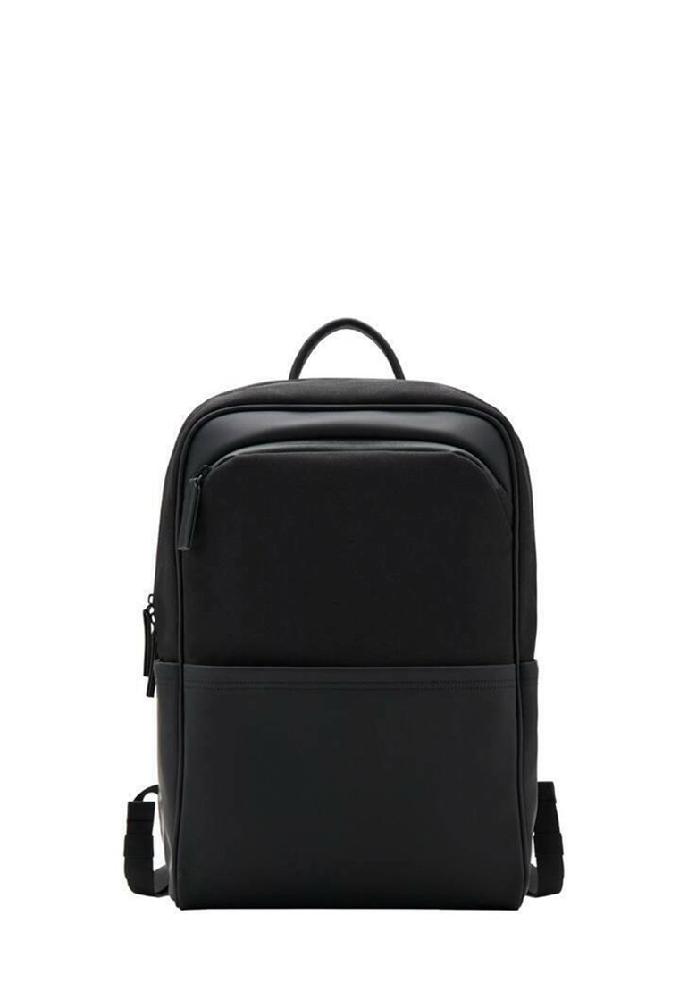 Mochila negra con una textura suave, un asa superior, correas de hombro ajustables y un bolsillo delantero con cremallera. Diseño minimalista.