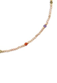 Collana di perline con piccole perle trasparenti sfaccettate di colore rosa chiaro, accenti dorati e perle colorate distinte in viola, rosso e verde.