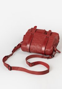 Borsa a tracolla in pelle rossa con cinturino regolabile, caratterizzata da una notevole texture in pelle, due cinturini frontali e una forma rettangolare elegante.
