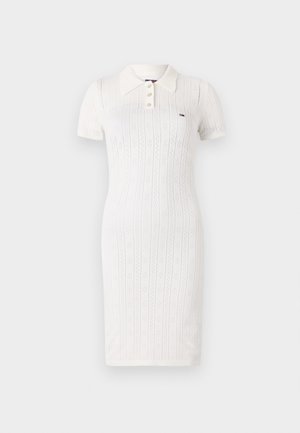 Abito bianco lavorato a maglia con colletto polo, maniche corte, caratterizzato da un motivo testurizzato e tre bottoni sulla parte anteriore.