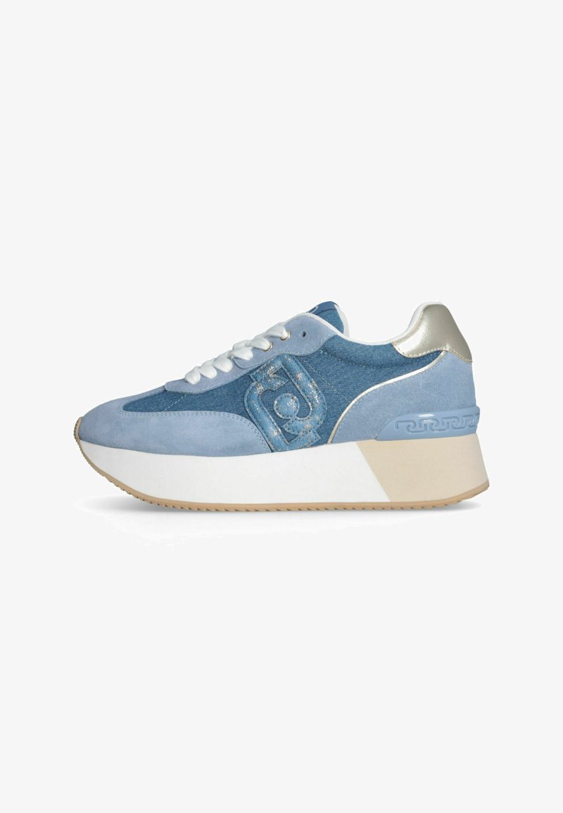 Sneaker blu e azzurro chiaro con lacci bianchi, suola spessa bianca, tallone beige e logo decorativo sul lato.