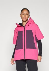 Giacca a maniche corte di un vivace colore rosa con accenti di pannelli viola scuro, dotata di colletto alto, chiusura con zip e cappuccio regolabile.