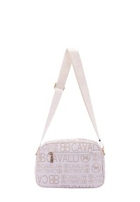 Borsa a tracolla bianca con un tessuto testurizzato che presenta un motivo a logo "Cavalli" di un beige chiaro ripetuto. Chiusura con zip in tonalità oro e tracolla regolabile.
